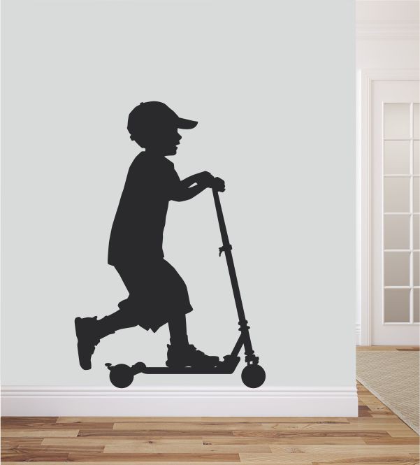 Kind mit Roller als Wandtattoo