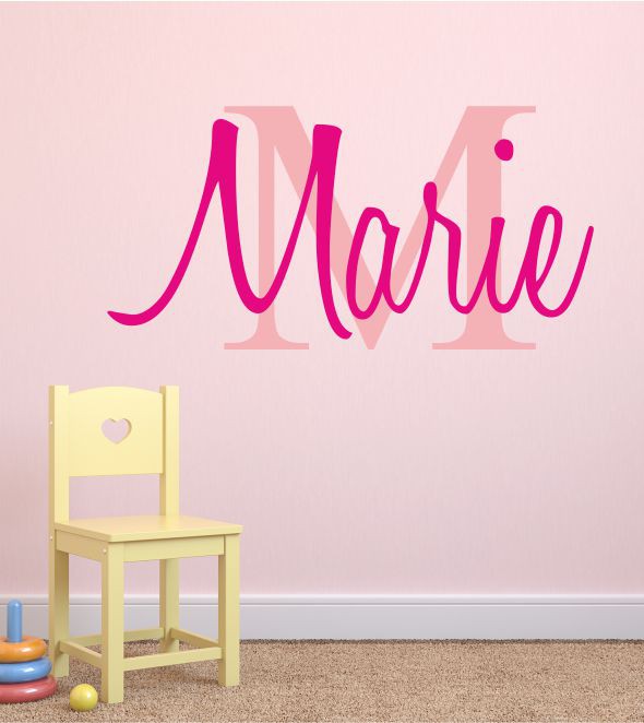 Name und Buchstabe als Wandtattoo