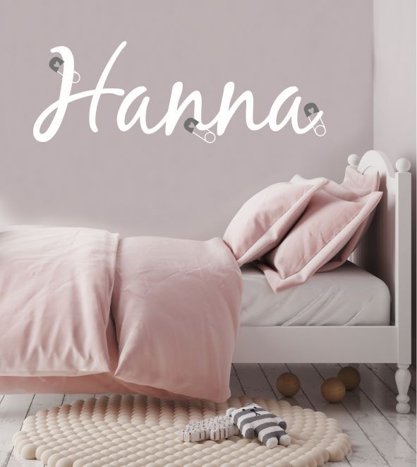 Name mit Sicherheitsnadeln als Wandtattoo