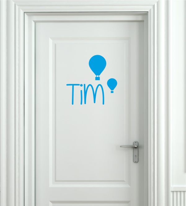 Name und Ballons als Türtattoo