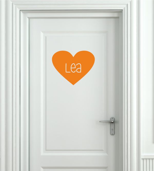 Name und Herze als Türtattoo