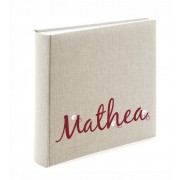 Fotoalbum mit Name und Sicherheitsnadeln