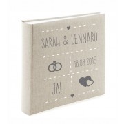 Hochzeitsalbum mit Ringen und Herzen