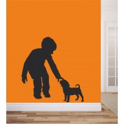 Kind mit Hündchen als Wandtattoo