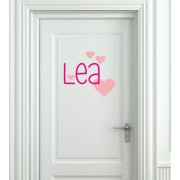 Name und Herzen als zweifarbiges Türtattoo