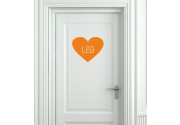 Name und Herz als Türtattoo