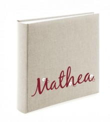 Fotoalbum mit Name und Sicherheitsnadeln