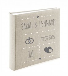 Hochzeitsalbum mit Ringen und Herzen