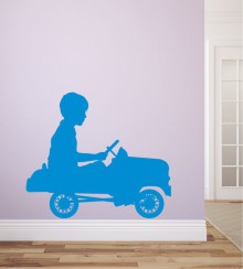 Junge mit Bobbycar als Wandtattoo