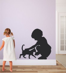 Kleinkind mit Kätzchen als Wandtattoo