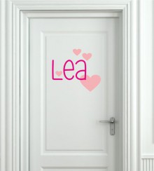 Name und Herzen als zweifarbiges Türtattoo